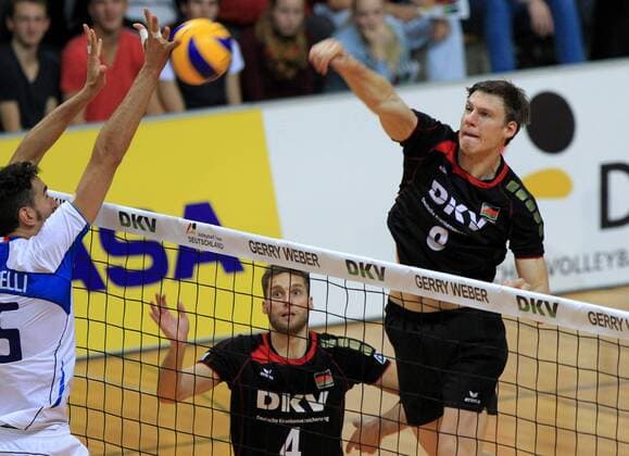 Volleyball, Länderspiel, Herren, Deutschland - Italien 16.09.13 , Nordhausen, Wiedigsburghalle, Volleyball, Männer, Freundschaftsspiel in Vorbereitung auf die Europameisterschaft EM, Länderspiel Deutschland vs Italien im Bild: Marcus Böhme (re. Deutschland) gegen Emanuele Birarelli (Italien) , weiter im Bild Simon Tischer (Mitte Deutschland)