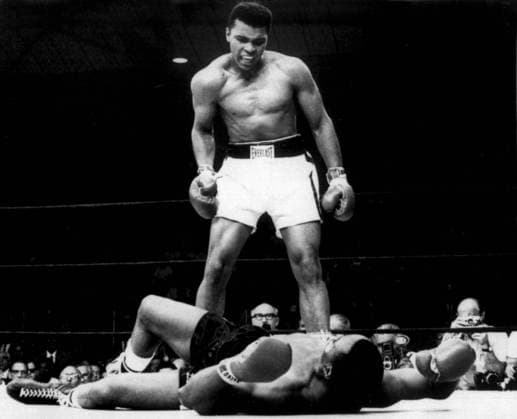 Themen der Woche - SPORT Champion Cassius Clay stands over Sonny Liston and taunts him to get up. 25th May 1965.  UnitedArchives00431678