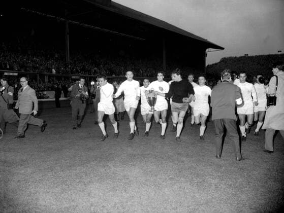 The Real Madrid football team run round the pitch clutching the European Cup, after they had beaten Eintracht Frankfurt in the final 7-3 at Hampden Park, Glasgow, Scotland. 18th May 1960.  UnitedArchives00452647