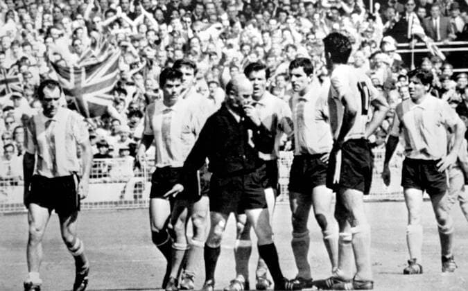 1966 World Cup England v Argentina Referee Rudolf Kreitlein orders Argentina player Antonio Rattin (second from right No.10) off the field after an incident during the England v Argentina World Cup quarter final match at Wembley. 23rd July 1966  UnitedArchives00576639
