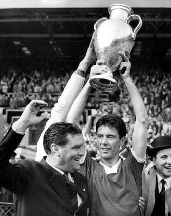 1963 European Cup Final Milan v Benfica The Milan captain Cesare Maldini holds up the European Champions Cup aloft after the presentation at Wembley. 22nd May 1963, Mailand, Fußball, Fußballspiel, Stadion, Fußballer, Fußballspieler, Spieler  UnitedArchives00597099