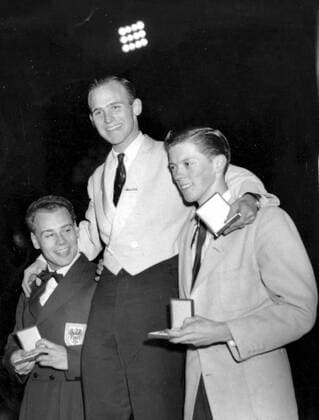Dick Button (centre) 22 year old Amreican won figuire staking winter Olympic Games Islo Helmut Seibt (Austria) second on the left and James Grogan US third on right 22 February 1952, Österreich  UnitedArchives00598075
