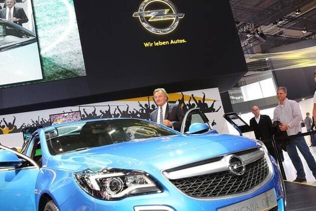 17.09.2013, xjfx, Fussball, 1.Bundesliga, FSV Mainz 05 besucht IAA Stand bei Opel, v.l. Präsident Harald Strutz (FSV Mainz 05) vor dem neuen Insignia