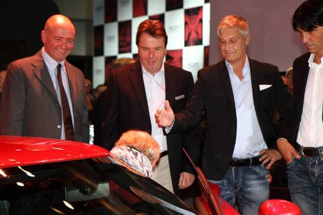 17.09.2013, Frankfurt am Main, Messehalle, Ausstellungsstand Alfa Romeo, Fiat, Abarth und Lancia Eintracht Frankfurt Talkrunde und Autogrammstunde auf der IAA klappt der Ausstieg von Eintracht-Präsident Peter Fischer aus dem roten Sportwagen, draussen Eric Laforge (Vorstandsvorsitzender der Fiat Group Automobiles Germany AG), Heribert Bruchhagen (Vorstandvorsitzender), ) Armin Veh (Cheftrainer) bietet seine Hilfe an, Bruno Hübner (Sportdirektor) alle Eintracht Frankfurt