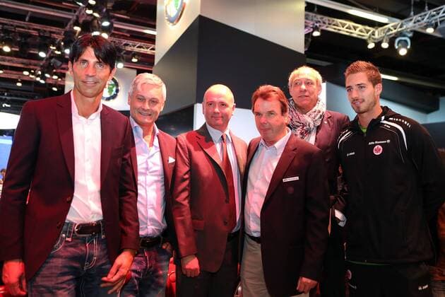 17.09.2013, xjfx, Fussball, 1.Bundesliga, Eintracht Frankfurt besucht IAA Stand Alfa Romeo, v.l. Manager Bruno Hübner (Eintracht Frankfurt), Trainer Armin Veh (Eintracht Frankfurt), Eric Laforge (FIAT CEO), Heribert Bruchhagen (Vorstandsvorsitzender der Eintracht Frankfurt Fussball AG), Präsident Peter Fischer (Eintracht Frankfurt), Kevin Trapp (Eintracht Frankfurt)