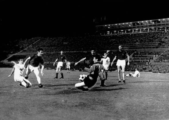 Fußball, EM Finale 1968 in Rom, Italien - Jugoslawien 2:0 1968 European Championships - Action during the replay of the European Championship between Italy (dark shirts) and Yugoslavia in Rome. Scoring two goals in the first half hour, Italy won the Championship by two goals to nil. The first match played on Saturday resulted in a 1-1 draw after extra time had been played. 10th June 1968  UnitedArchives00781960