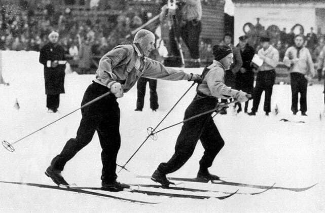 Finnish skiers tagging in the ski relay - Nurmela strikes Karpinnen. Â  UnitedArchives00797853