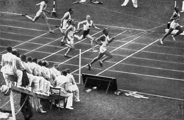 1936 Olympics, Berlin - How is looked at the end of the 100m run. Jesse Owens broke the record with considerable distance before Metcalfe and Osendarp. (So sah es im Ziel des 100 m Endlaufes aus. Jesse Owens zcrreisst das Zielband mit betrachtlichem Abstand vor Metcalfe und Osendarp.) Â  UnitedArchives00835137