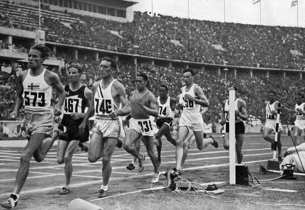 1936 Olympics, Berlin - The 1500-m race at a crucial stage. Jack Lovelock (No. 467 for New Zealand), Olympic winner, sets the pace and keeps on track for the lead. Der 1500-m-Lauf im entscheidenden Stadium: Jack Lovelock (Nr. 467), der spatere Olympiasieger, geht vor und setzt zum Spurt an. Â  UnitedArchives00835237