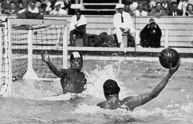 1936 Olympics, Berlin - The German attacker Hans Schulze shoots a goal in the game between Germany and Czechoslovakia. (Der deutsche Sturmer Schulze schiesst ein Tor im Spiel Deutschland - Tschechoslowakei.) Â  UnitedArchives00853050