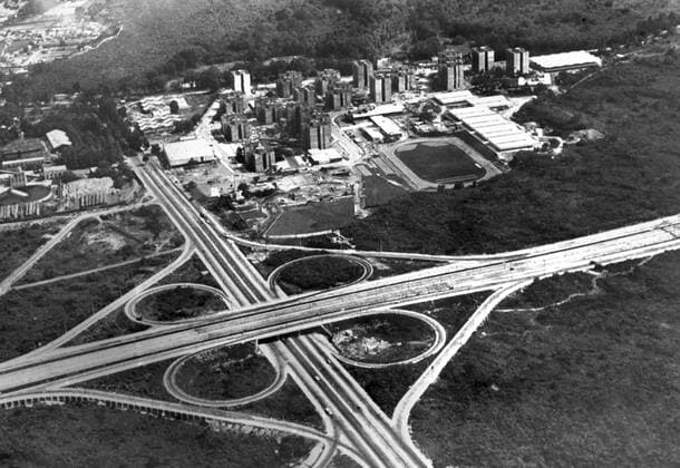 Mexico City : Modern highways flank the Olympic Village in this aerial photo , where many competing athletes will live , and practise while participating in the forthcoming 1968 Olympic Games . The white - roofed building at the extreme upper right corner is the Press Centre . The multiple - laned highway is Insurgentes Avenue . 15th August 1968, Olympia, Olympiade, Olympische Spiele  UnitedArchives00866462