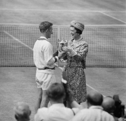7 JULY 1961 ROD LAVER WINS THE GENTLEMEN S SINGLES AT THE ALL ENGLAND LAWN TENNIS CHAMPIONSHIPS AT WIMBLEDON, RECEIVING THE TROPHY FROM PRINCESS MARINA. LONDON. ENGLAND.  UnitedArchives00866713