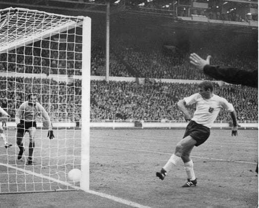 England s Roger Hunt scores the first goal in the World Cup match against France at Wembley. Goalkeeper is Marcel Aubour 20th July 1966  UnitedArchives00926965