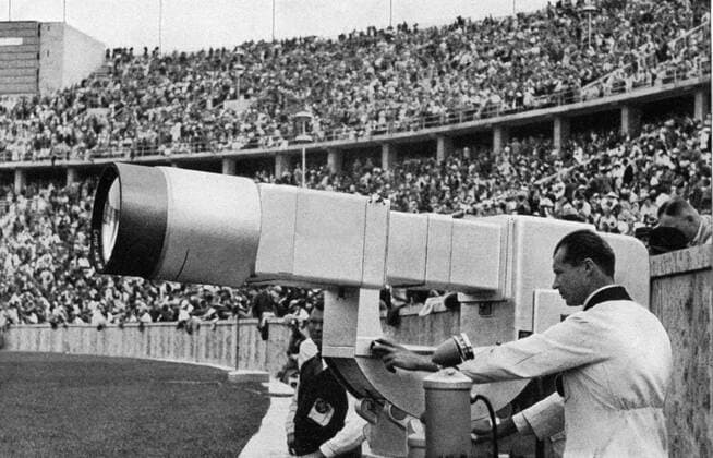 1936 Olympics, Berlin - A TV broadcast camera looking like the barrel of a giant cannon (Wie das Geschutzrohr einer Riesenkanone muter das Ausnahmegerat fur das Fernschen an.) Â  UnitedArchives00927304