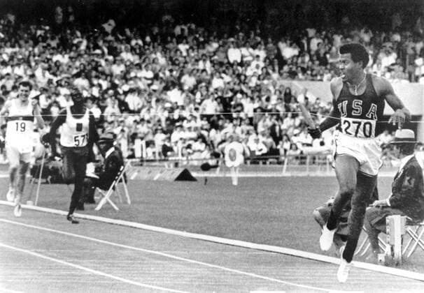 Lee Evans looks back as he crosses the finish line of the Olympic 4 x 400 metre relay race in Mexico to win another gold medal for USA. Following are Daniel Rudisha (571), Kenya (who finished second, and Martin Jellinghaus, Germany (19) who ended third. 20th October 1968, Olympia, Olympiade, Olympische Spiele  UnitedArchives01006487