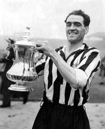 Fußball, Trainerhistorie Newcastle United von 1895 bis heute 3rd May 1952: The FA cup final at Wembley Stadium. Newcastle United (1) versus Arsenal (0). Photo shows: Joe Harvey captain and right-half of Newcastle United, holds the FA cup trophy after he recieved from Winston Churchill.  UnitedArchives01009083