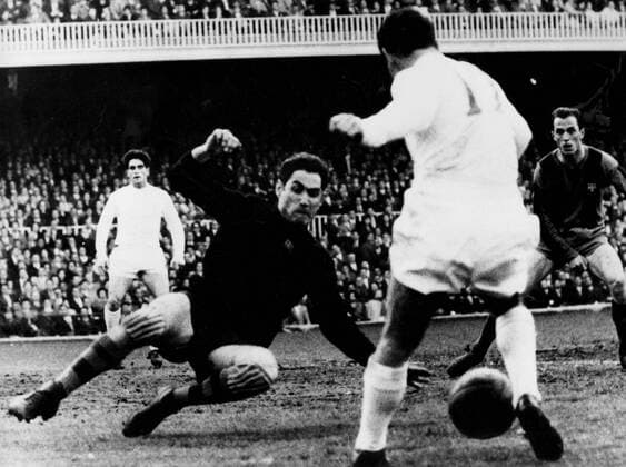 22nd June 1960: Spanish La Liga match: Barcelona versus Real Madrid. Photo shows: Barcelona s goalkeeper, Ramallets drops sideways in the path of Real Madrid s outside-left cento during the spanish league match. Barcelona won 3-1. A team of British managers watched the game.  UnitedArchives01009400