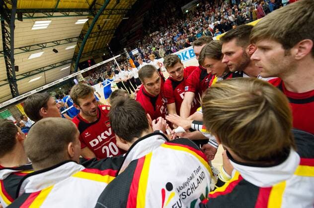Volleyball, Länderspiel Länderspiel, Deutschland vs. Italien 17.09.13, Anhalt-Arena, Dessau Jubel Deutschland nach dem Sieg