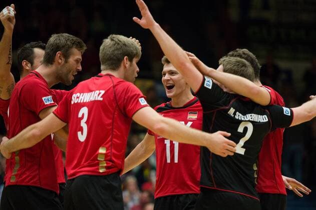 Volleyball, Länderspiel Länderspiel, Deutschland vs. Italien 17.09.13, Anhalt-Arena, Dessau Jubel Deutschland nach dem Sieg Georg Grozer ( 9 GER), Philipp Collin ( 20 GER), antiom03, Lukas Kampa ( 11 GER), Markus Steuerwald ( 2 GER), Denis Kaliberda ( 6 GER)