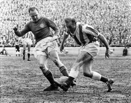 11th May 1963: 48-years old veteran, Stanley Matthews, recently voted Footballer of the Year by the Footballer s Association, in action at Stamford Bridge. Stoke City defeated Chelsea by one goal to nil. Stoke are now on top of the Second Division.  UnitedArchives01009892
