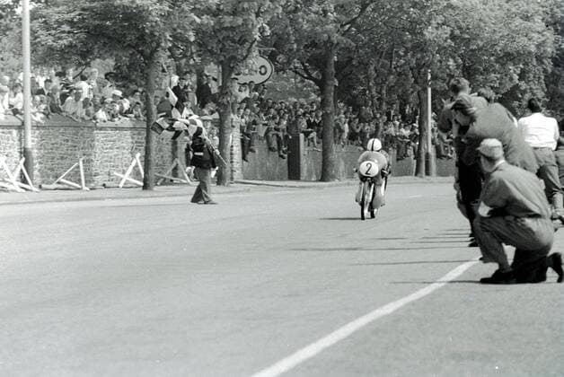 Isle Of Man: German motor cycle racder Ernst Degner riding a 50 c.c. Japanese Suzuki motorbike in the 50 cc TT race in June 1962. 7 February 1963  UnitedArchives01015759