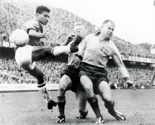 Fußball, WM 1958 in Stockholm, Finale Brasilien – Schweden 5 - 2 Brazil s Garrincha (l) is thwarted by Sweden s Sven Axbom (r) and Sigvard Parling (c) World Cup Sweden 1958 - Final - Brazil v Sweden, Fußball, Tor, Spieler, Fußballspieler, Fußballspiel, Spiel  UnitedArchives01027815