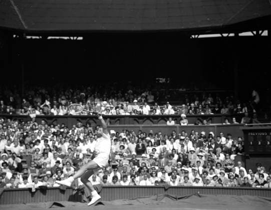 Defending champion Rod Laver of Australia , pictured in action in his match on the Centre Court today against Manuel Santana of Spain in the men s Quarter Final singles of the 1962 All England Lawn Tennism Championships . Laver won to go through to the semi finals - 14-16 9-7 6-2 6-2 2 July 1962, Publikum, Zuschauer  UnitedArchives01178193