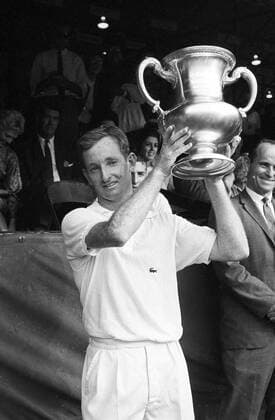Australian Rod Laver holds the trophy high after winning the final of the American Lawn Tennis Championships at Forest Hills , New York , USA on 10 September . He beat fellow countryman Roy Emerson 6-2 6-4 5-7 5-4 . Red haired , 24 year old Laver holds the Australian , French , Wimbledon and US titles . 14 September 1962, Publikum, Zuschauer  UnitedArchives01178195
