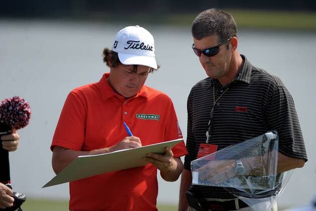 Jason Dufner (L) signs autographs on the putting green during practice for the PGA Golf Herren Tour Championship on September 17, 2013 at East Lake Golf Club in Atlanta. The 30 top players are competing for a chance to win the $10 million FedExCup.  AJP2013091715