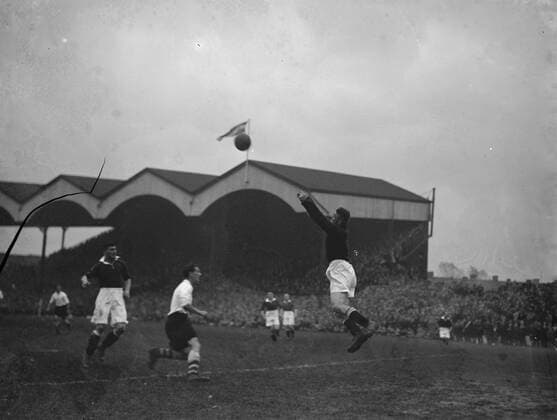 Football match : Arsenal Football Club versus Charlton Athletic Football Club at Highbury Stadium , London . Goalkeeper punches the ball away . 1936  UnitedArchives01578401