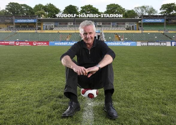 FUER SZ HONORARFREI, PAUSCHALE GEZAHLT! Der ehemalige Fussballspieler er SG Dynamo Dresden Reinhard Haefner, aufgenommen am Mittwoch (07.05.08) im Rudolf - Harbig - Stadion in Dresden.