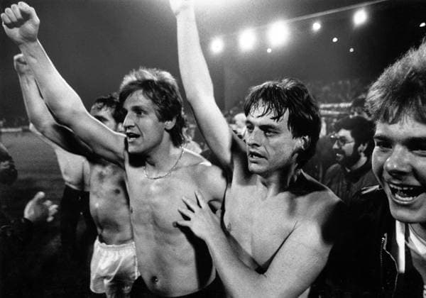 Fußball, Europapokal der Pokalsieger 1985 1986, Bayer 05 Uerdingen - Dynamo Dresden 7-3 Europapokal der Pokalsieger 1985 1986: Bayer 05 Uerdingen jubelt nach dem sensationellen 7:3 gegen Dynamo Dresden, hier Torwart Werner Vollack und Matthias Herget