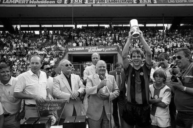 Eintracht Frankfurt ist A Jugend Meister 1981 1982, Andreas Hofmann präsentiert den Pokal, 2.v.li. Dietrich Weise