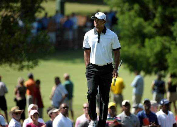 Tiger Woods walks to hole two during the second round of the PGA Golf Herren Tour Championship on September 20, 2013 at East Lake Golf Club in Atlanta. Woods began the round nine strokes off leader Henrik Stenson.  AJP2013092002