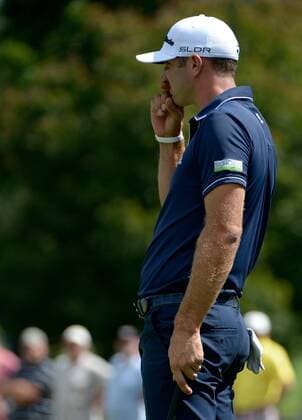 Dustin Johnson covers his face after leaving a putt for birdie short on hole No. 1 during the final round of the PGA Golf Herren Tour Championship on September 22, 2013 at East Lake Golf Club in Atlanta. Johnson scored par on the hole.  AJP2013092211