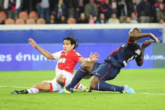 Zoumana Camara (PSG) vs Radamel Falcao (Monaco) FOOT : PSG vs Monaco - Ligue 1 - 22 09 2013 JBAutissier Panoramic 