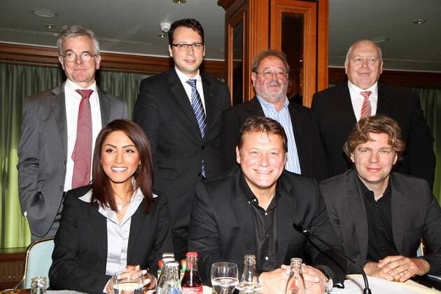 24.09.2013, Frankfurt am Main, Frankfurter Hof, PK zum Sportpresseball 2013 VDS metropress hintere Reihe Dr. Michael Auge Sparkassenfinanzgruppe Hessen Thüringen, Jürgen Harr Fraport, Walter Mirwald Verin Frankfurter Sportpresse, Kurt Gaugler Bundesliga-Stiftung, Vorne Rapperin Sabrina Setlur, Jörg Müller, Metropress, Jörg Steinbrecher Moderator