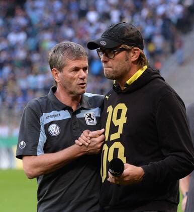 FUSSBALL DFB POKAL 1. RUNDE SAISON 2013 2014 TSV 1860 Muenchen - Borussia Dortmund 24.09.2013 Shake Hands, Trainer Jürgen Klopp (re, Borussia Dortmund) und Trainer Friedhelm Funkel (1860 Muenchen) 