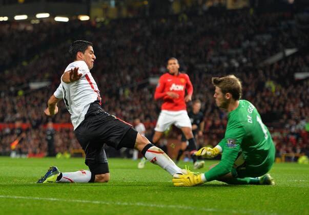 Luis Suarez of Liverpool FC challenges David De Gea of Manchester United (ManU) - Capital One Cup - Third Round - Manchester United (ManU) vs FC Liverpool - Old Trafford Stadium - Manchester - 25 09 13 - Picture Simon Bellis Sportimage EDITORIAL USE ONLY. No use with unauthorised audio, video, data, fixture lists, club league logos or live services. Online in-match use limited to 120 images, no video emulation. No use in betting, games or single club league player publications.