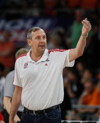 Emir Mutapcic (Co-Trainer FC Bayern München), winkt einen Spieler heran, Einzelbild, angeschnitten, angeschnittenes Einzelmotiv, Halbfigur, halbe Figur, Hochformat, vertikal, Basketball, Testspiel, ratiopharm Ulm vs. FC Bayern München, 29.09.2013,
