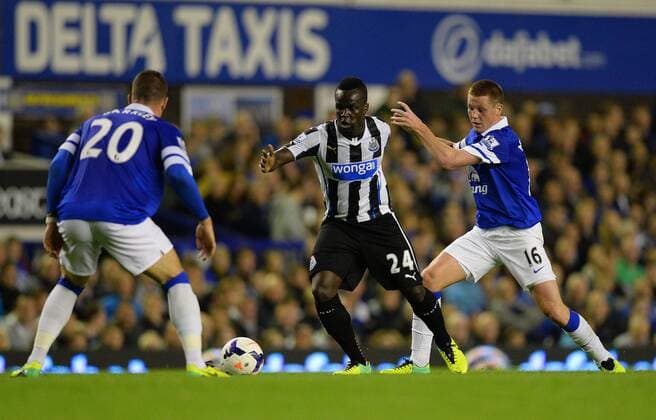 Cheik Ismael Tiote of Newcastle United holds off James McCarthy of Everton - Barclays Premier League - Everton vs Newcastle Utd - Goodison Park Stadium - Liverpool - England - 30 09 13 - Picture Simon Bellis Sportimage EDITORIAL USE ONLY. No use with unauthorised audio, video, data, fixture lists, club league logos or live services. Online in-match use limited to 120 images, no video emulation. No use in betting, games or single club league player publications.