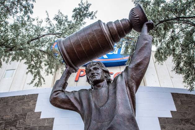 1 October 2013: A statue of Wayne Gretzky stands in front of Rexall Place of the Oilers in Edmonton, Alberta, Canada. NHL Eishockey Herren USA OCT 01 Icon13100108 EDITORIAL USE ONLY