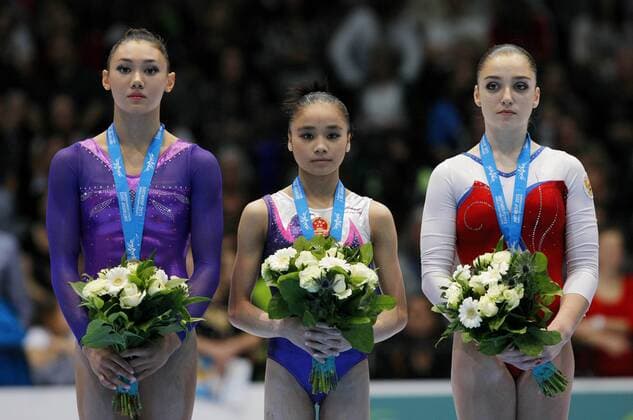 ANTWERP, Oct. 5, 2013 -- Gold medalist Huang Huideng (C) poses with silver medalist Kyla Ross (L) of the U.S. and bronze medalist Aliya Mustafina of Russia during the awarding ceremony for the woman s uneven bar final of the world gymnastics championships in Antwerp, Belgium, Oct. 5, 2013. 