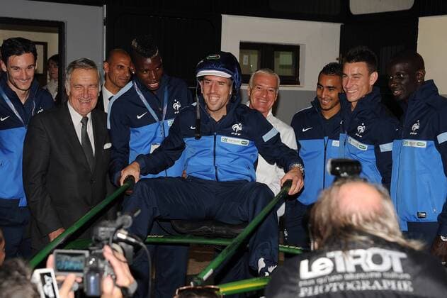 Franck Ribery - Hugo Lloris - Paul Pogba - Didier Deschamps - Dimitri Payet - Laurent Koscielny - Mamadou Sakho (France) Frankreichs Nationalteam besucht die Trabrennbahn Vincennes -08 10 2013 N.LeGouic FEP Panoramic 