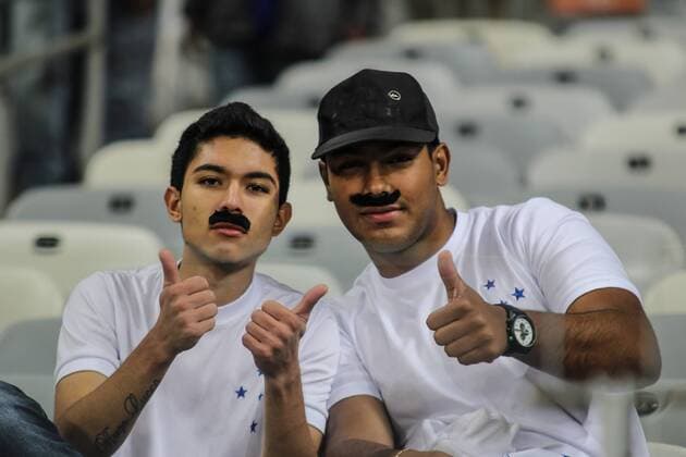 BELO HORIZONTE, MG - 09 10 2013: COPA DO BRASIL SUB 20 CRUZEIRO - Cruzeiro Fans machen sich über den Schnurbart von Willian lustig - Copa do Brasil Sub 20, Mineirao. ( x(3962)xDuduxMacedox xFotoarenax 