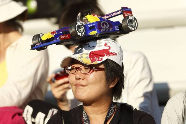 Motorsports: FIA Formula One World Championship 2013, Grand Prix of Japan, fan of 1 Sebastian Vettel (GER, Infiniti Red Bull Racing), xHOCHxZWEIx