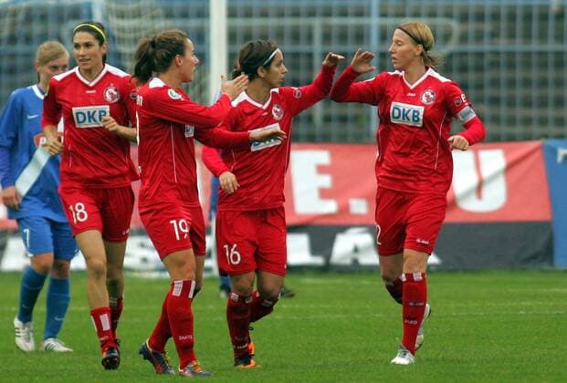 10.10.2013 Budapest(Hungary) WFC MTK Hungaria-1. FFC Turbine Potsdam UEFA Women s Champions League Stefanie Draws(r) with Natasa Andonova(2nd from right) and Antonia Göransson(2L) with Alex Singer (L) 1. FFC Turbine Potsdam celebrate during match : 