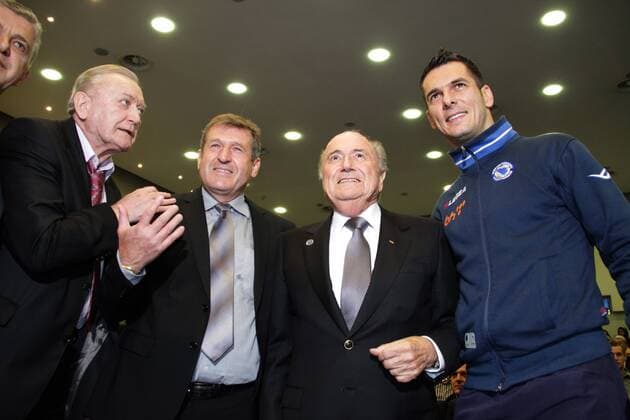 Safet Susic (3rd R), coach of the national soccer team of Bosnia and Herzegovina, Emir Spahic (1st R) captain of the team, and FIFA President Joseph Sepp Blatter (2nd R), pose for photos in Sarajevo, Bosnia and Herzegovina (BiH), on Oct. 10, 2013. Blatter, as Honorary Ambassador of Sports and Culture of Peace International League of Humanists, awarded BiH national soccer team and Susic the Golden Charter Sports and Culture of Peace Juan Antonio Samaranch . (Xinhua Haris Memija) (SP)BOSNIA AND HERZEGOVINA-SOCCER-BLATTER-AWARD 