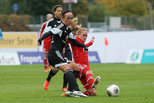 Frauen-Bundesliga, 5. Spieltag: 1. FFC Frankfurt - FC Bayern München am Samstag (12.10.2013) im Stadion am Brentanobad in Frankfurt am Main. Peggy Kuznik (1. FFC Frankfurt, L), Clara Schöne (FC Bayern München).