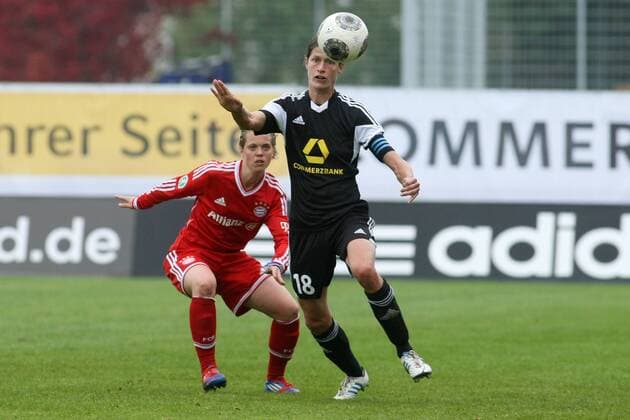 Frauen-Bundesliga, 5. Spieltag: 1. FFC Frankfurt - FC Bayern München am Samstag (12.10.2013) im Stadion am Brentanobad in Frankfurt am Main. Katharina Baunach (FC Bayern München, L), Kerstin Garefrekes (1. FFC Frankfurt).